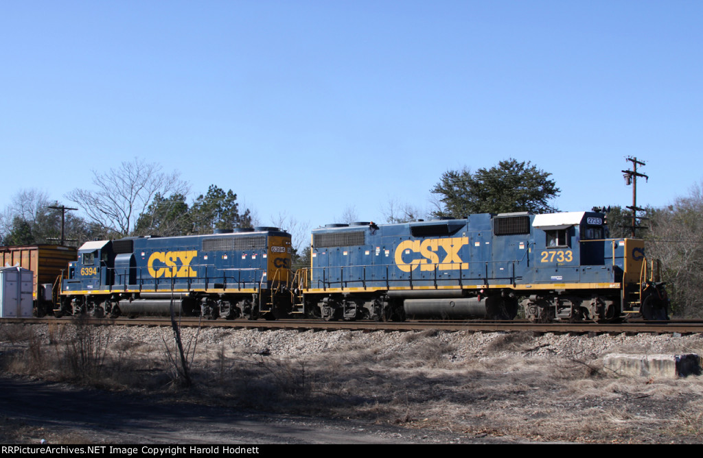 CSX 2733 & 6394 lead train F720 towards Warmac
